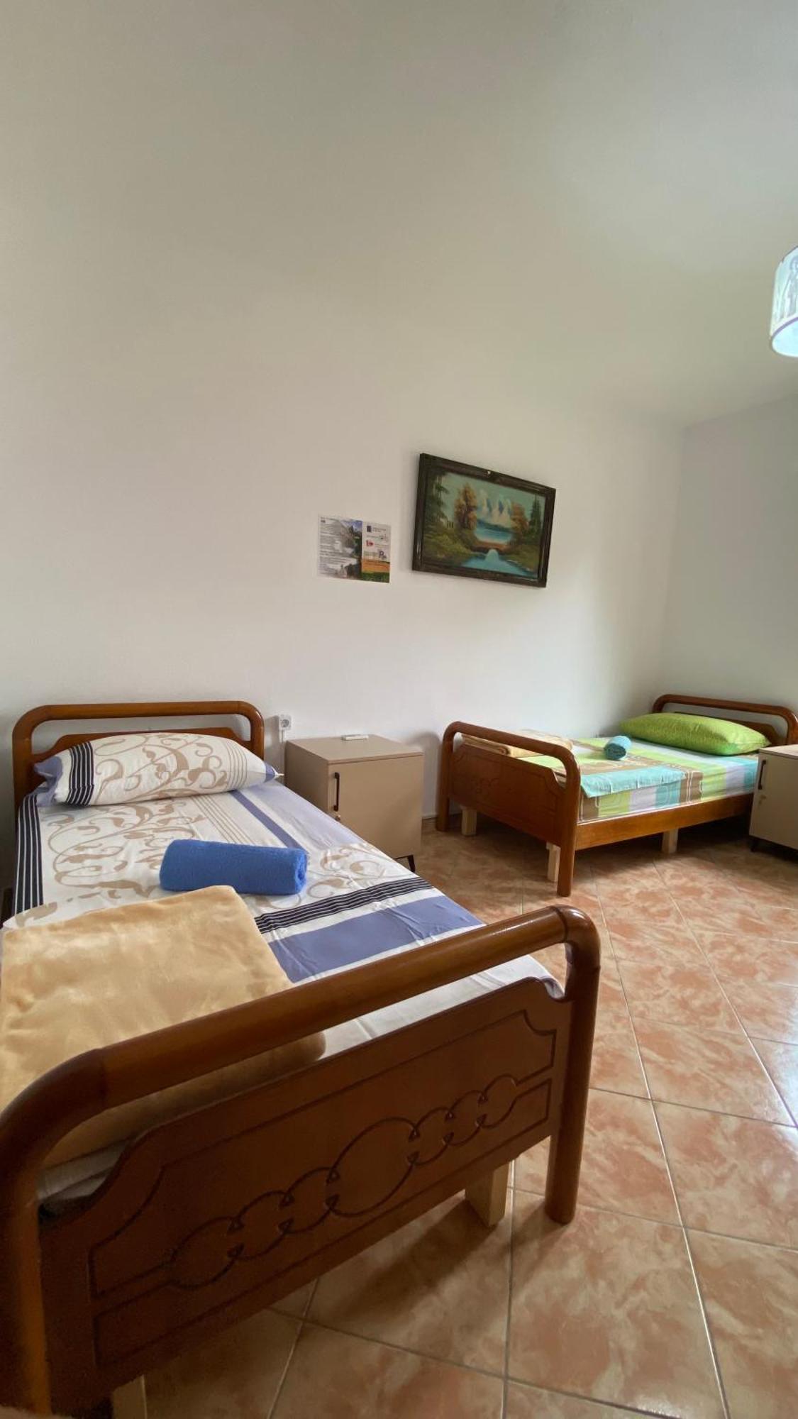 The Hood - Shkodra Backpackers Hostel Eksteriør billede